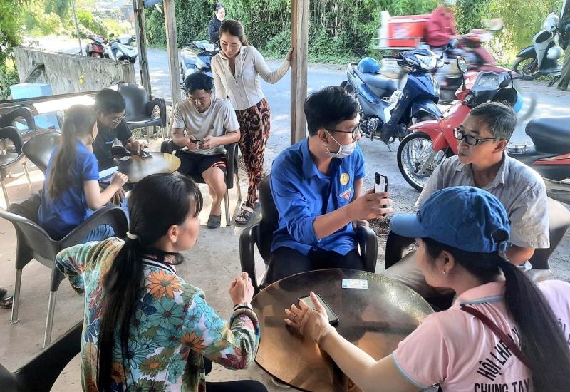 Mỹ Hội Đông ra quân cài đặt kích hoạt tài khoản định danh điện tử