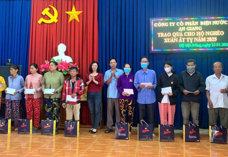 Công ty Cổ phần Điện nước An Giang trao quà Tết cho người dân