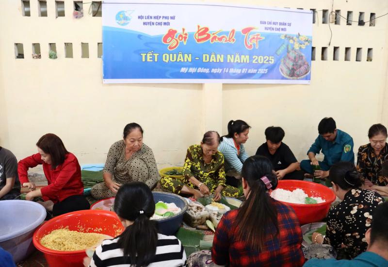 Chợ Mới gói 500 đòn bánh tết trong chuỗi hoạt động Tết Quân- Dân tại xã Mỹ Hội Đông