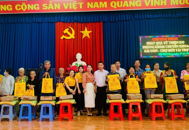 Trao tặng 100 phần quà cho người dân khó khăn xã Mỹ Hội Đông