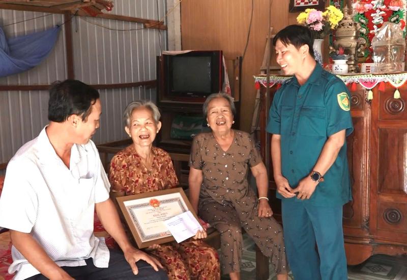 Bí thư Đảng ủy, Chủ tịch UBND xã Mỹ Hội Đông thăm và trao bằng khen của UBND tỉnh cho gia đình thanh niên